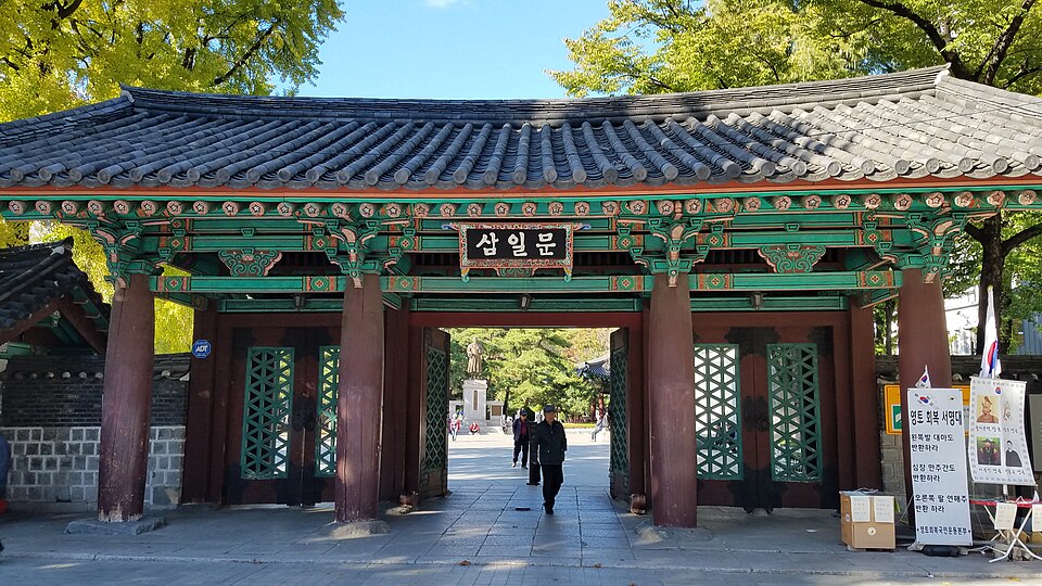 Entrance, center writing says "3 1 Door" where "3 1" refers to the March 1st 1919 Independence Movement